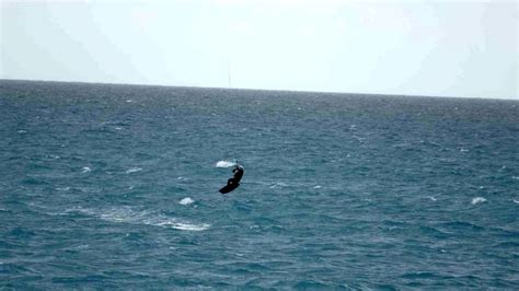 Antalyada Şiddetli Rüzgarı Fırsat Bilen Sörfçü Sahilde Keyif Yaptı